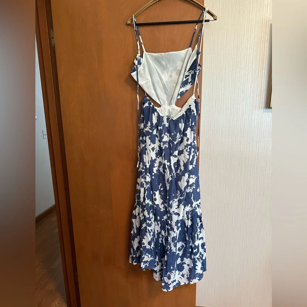 Blue Floral Dress w Open Back Detail - Abercrombie - Picture 2 of 4